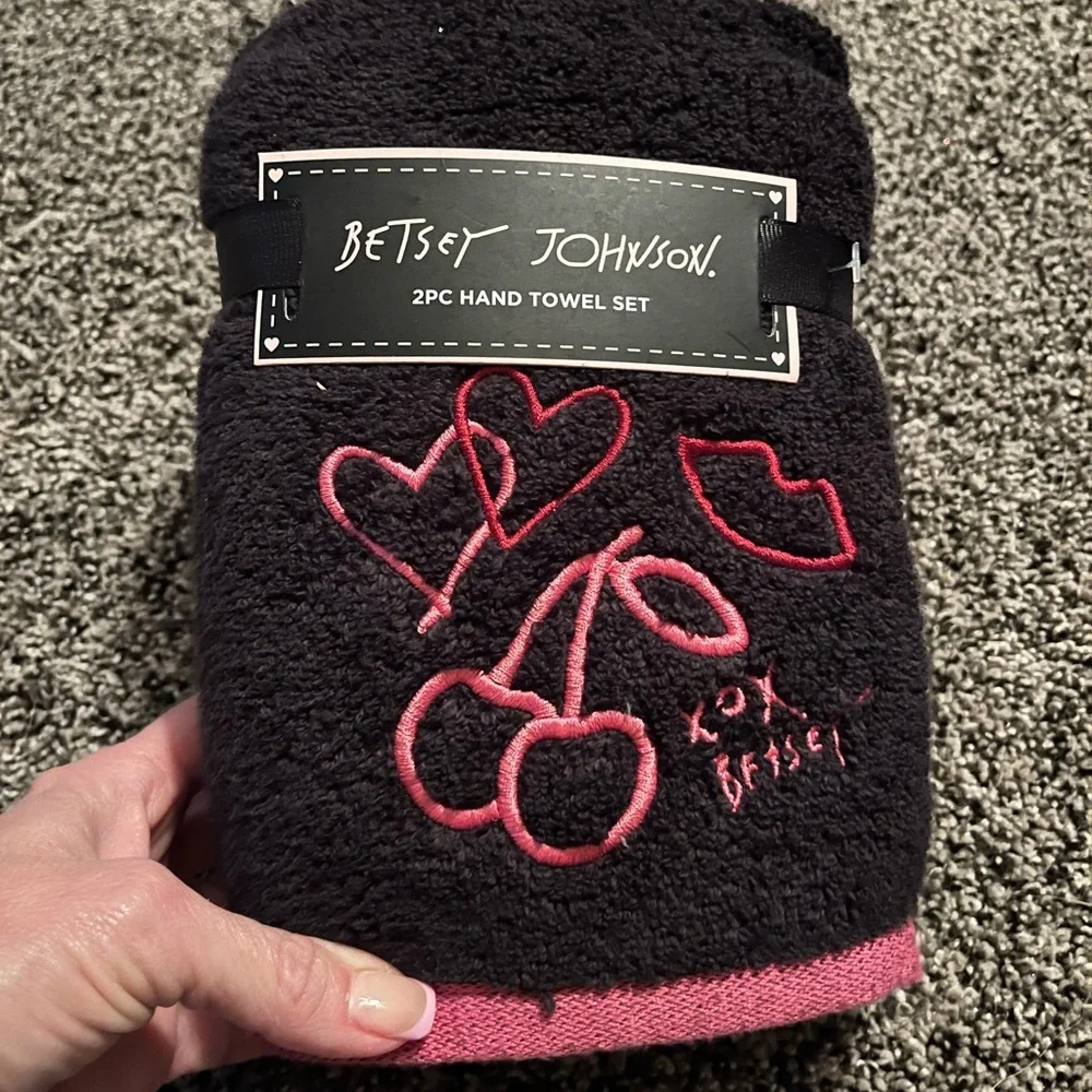 Betsey Johnson set of 2 hand towels